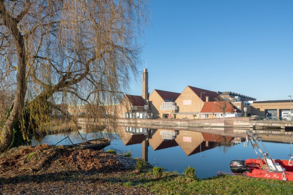 De veiling uit 1926, ontworpen door Staal, tegenwoordig Studio’s Aalsmeer (foto Theo Baart).