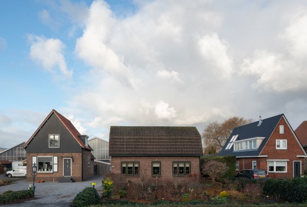 Woningen met oude kassen erachter (foto Theo Baart).