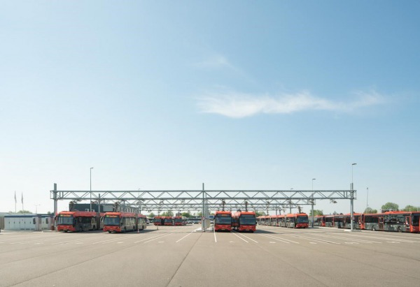 Oplaadstation elektrische bussen Connexxion op bedrijventerrein De Loeten (foto Theo Baart).
