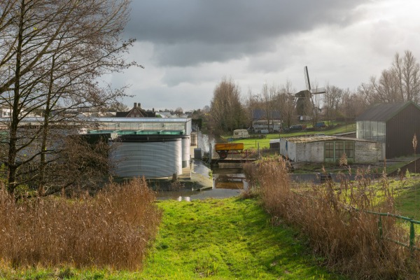 Molen De Zwarte Ruiter op de grens van de Schinkelpolder en de Bovenlanden (foto Theo Baart).