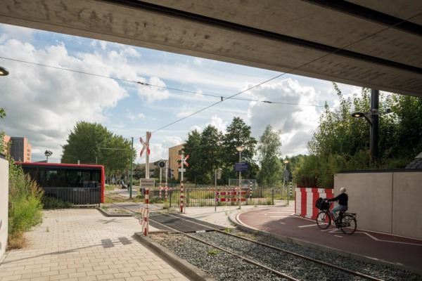 De tunnel onder de A10 is een van de entrees van de Westeinderscheg (foto Theo Baart).