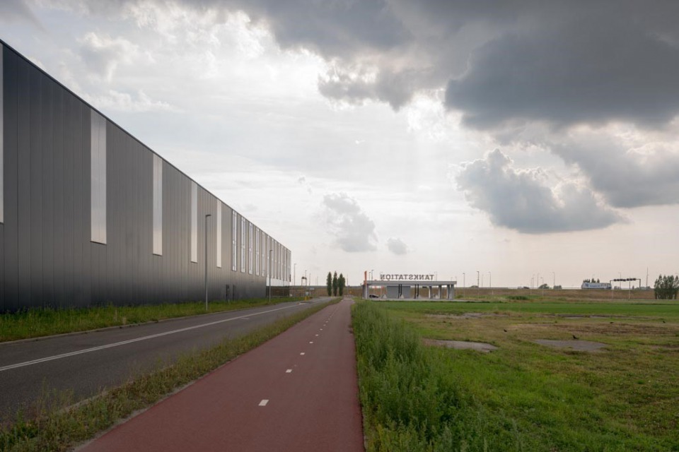 Green Park in ontwikkeling, links de hal van Bosman Van Zaal, specialist in plantproductiesystemen, op de achtergrond een tankstation en de N201 (foto Theo Baart).