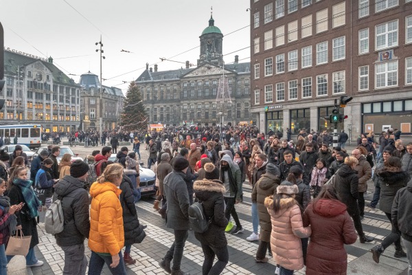 Drukte in Amsterdam | Foto: Theo Baart