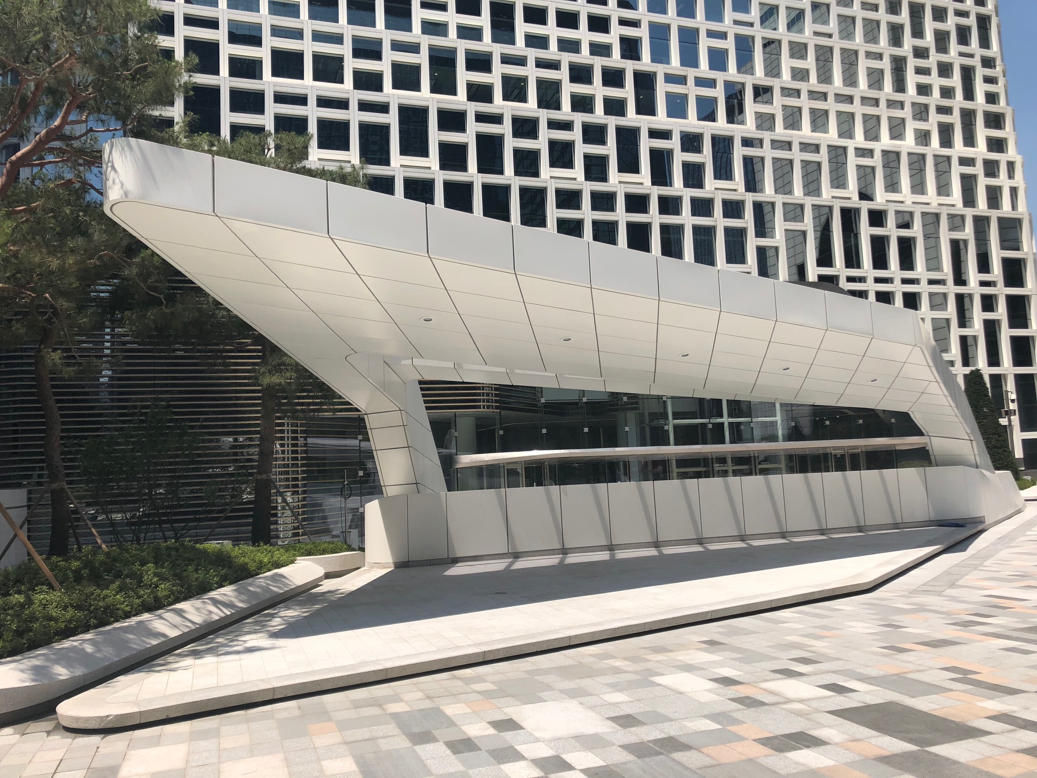 Foto: Hanwha Plaza, Seoul. Openbare ruimte Loos van Vliet, architectuur UNStudio