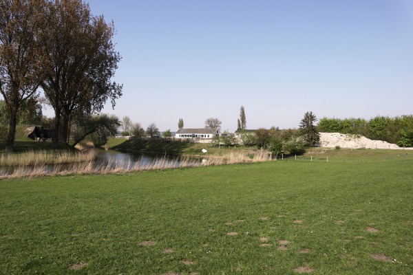 Fort bij Aalsmeer, met gestorte gronden en op de achtergrond de Fortboerderij en de contouren van Schiphol Logistics Park | Foto: Podium voor Architectuur