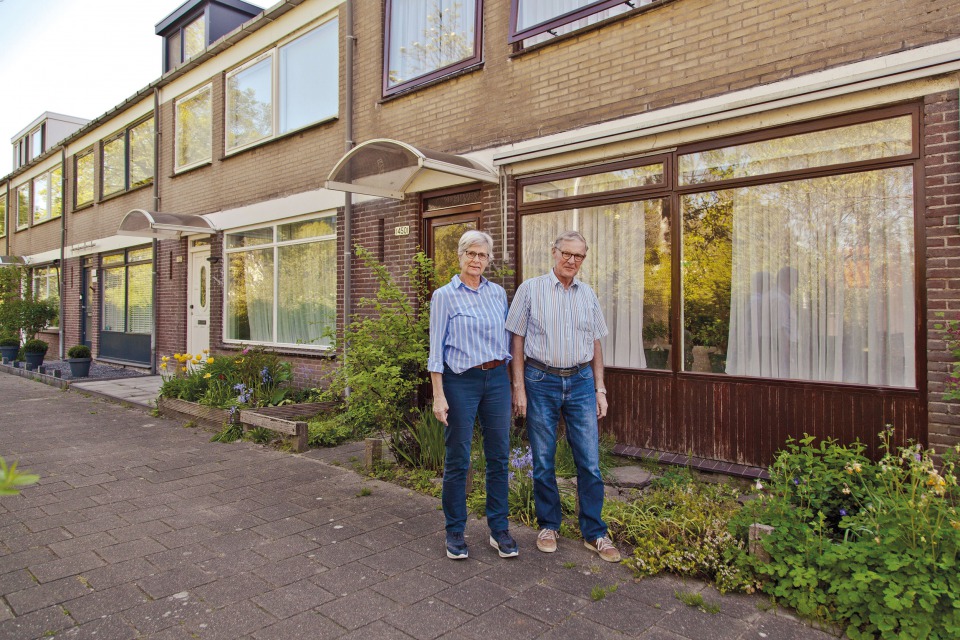 Marion en Fred voor hun woning waar ze bijna vijftig jaar wonen