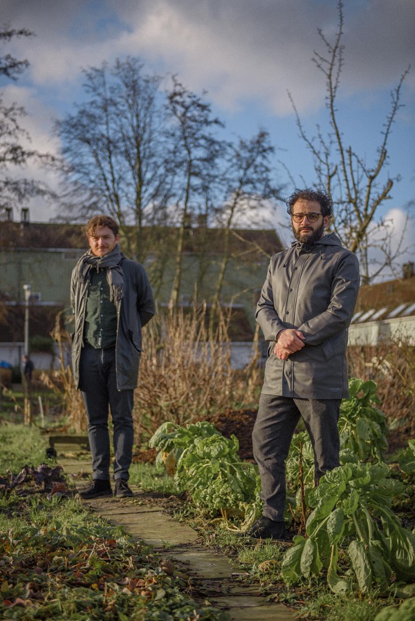 Architecten Richard Proudley en Milad Pallesh in het volkstuincomplex