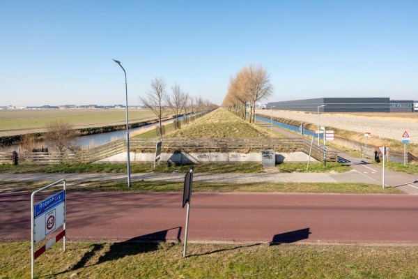 Kruising Geniedijk en Aalsmeerderweg, met rechts Schiphol Trade Park (foto Theo Baart).