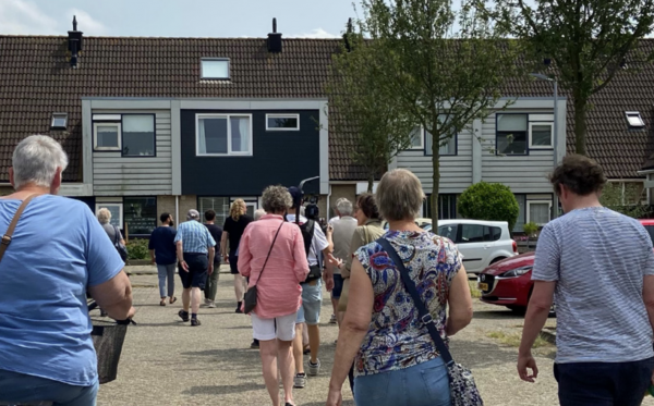 Bewoners op pad in Overbos